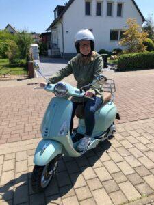 Katrin auf ihrer neuen Vespa