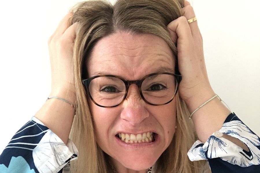 Katrin rauft sich die Haare