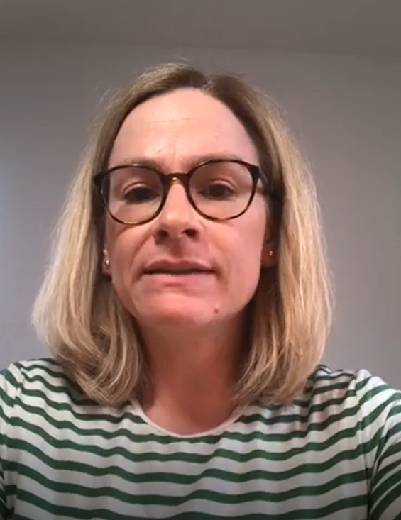 Katrin Weber spricht in die Handykamera