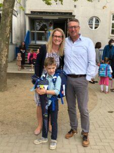Katrin und ihr Mann und Sohn bei der Einschulung