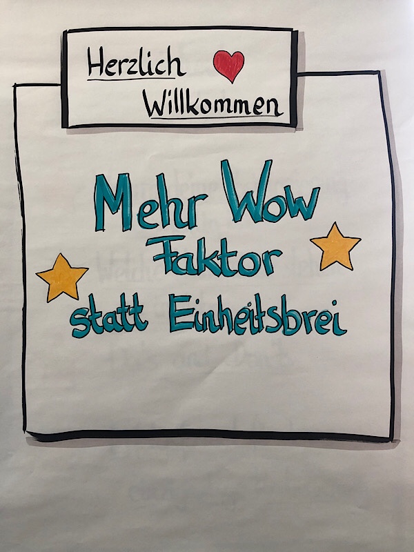 Flipchart mit der Aufschrift Mehr Wow Faktor statt Einheitsbrei