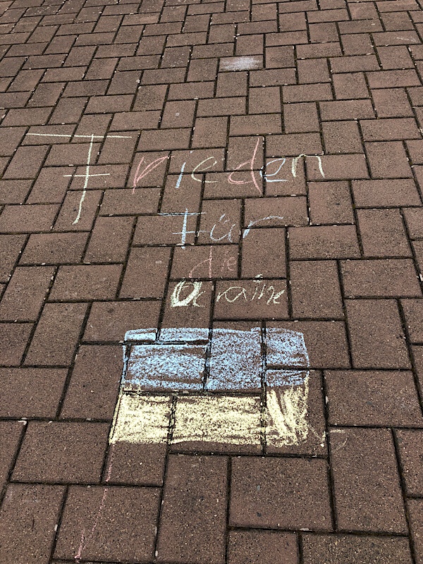 Ukrainische Flagge mit Straßenkreide gemalt