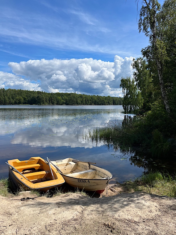 Zwei Boote liegen am Ufer