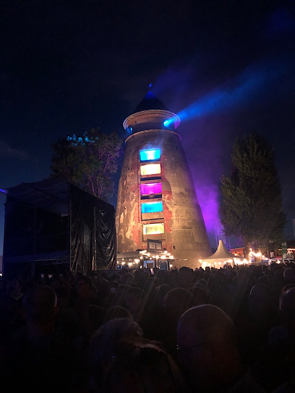 Eine Art Leuchtturm leuchtet mit Lichteffekten