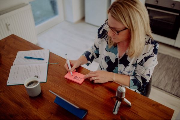 Katrin schreibt Ziel auf einen PostIt