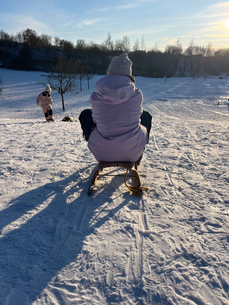 Kind auf Schlitten